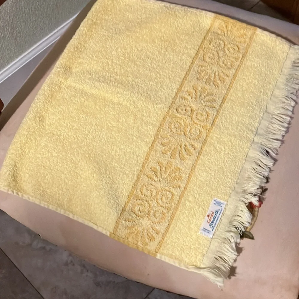VINTAGE CANNON MONTICELLO YELLOW HAND TOWEL FRINGED EDGE EMBOSSED FLORAL 25